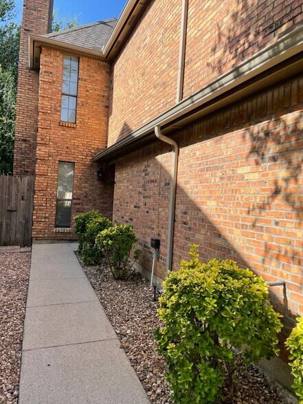Front Entry - 1261 W Hudgins St