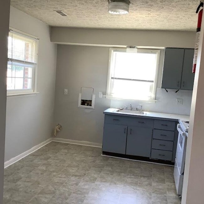 Building Photo - 6 Rainbow Forest Dr