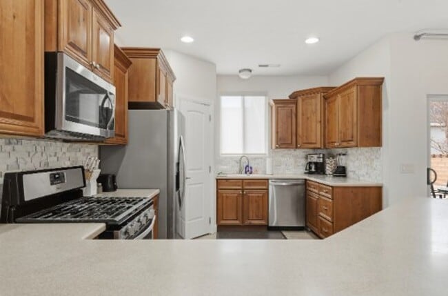 Building Photo - FULLY FURNISHED 3 Bed/2.5 Bath Home!