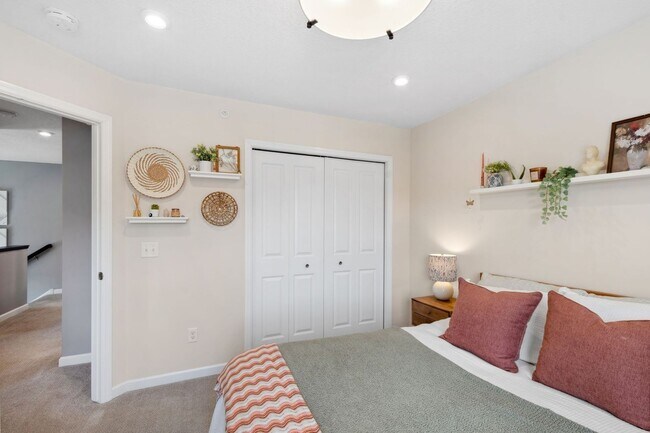 Building Photo - Rare End Unit 3Bed 3Bath Townhome in Rogers