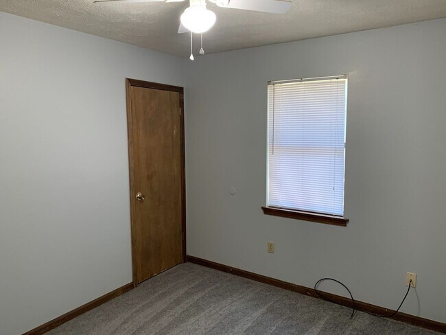 Building Photo - 2 Bedroom Duplex on Eastside!!