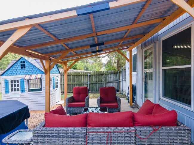 Building Photo - Texas sized home near the golf course