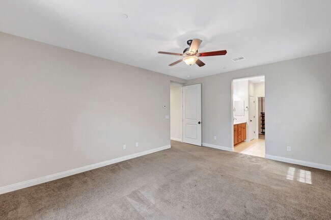 Building Photo - 4 bedroom home with 2 primary bedrooms! On...