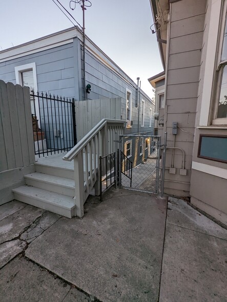 Building Photo - 121 Santa Fe Ave