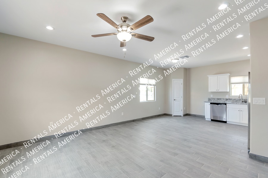 Building Photo - 820 E 35th St