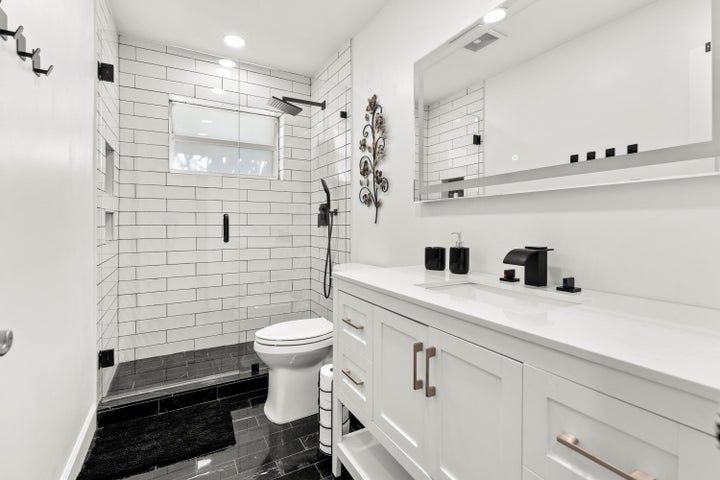 Building Photo - 921 SE 13th Ct