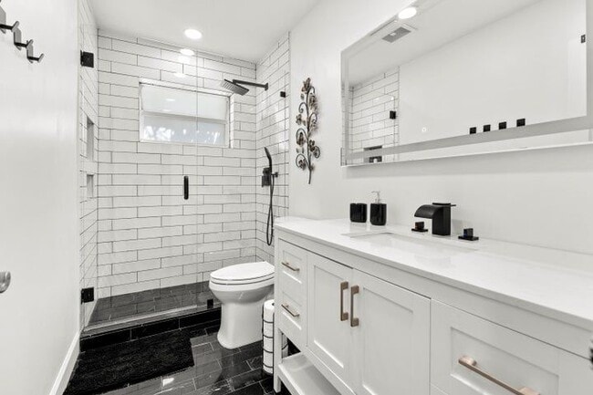 Building Photo - 921 SE 13th Ct