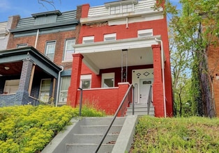 Building Photo - Beautifully Updated Townhome