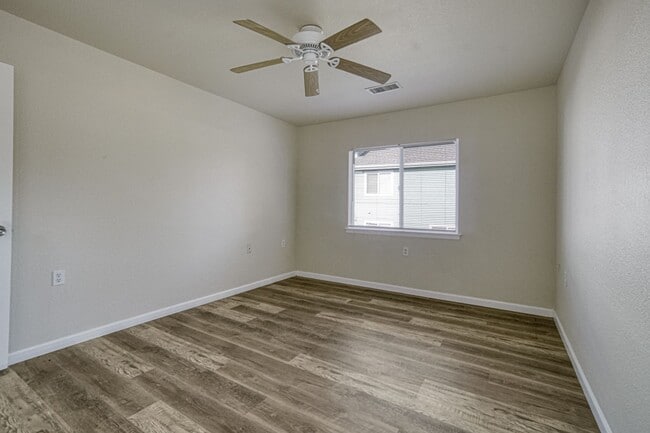Building Photo - Great two bedroom, one bath near airport. AVAILABLE BEGINNING 6/17/26