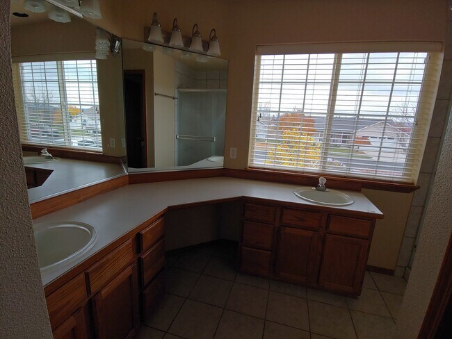 Building Photo - Large 3/2 in the Singing Hills Neighborhoo...