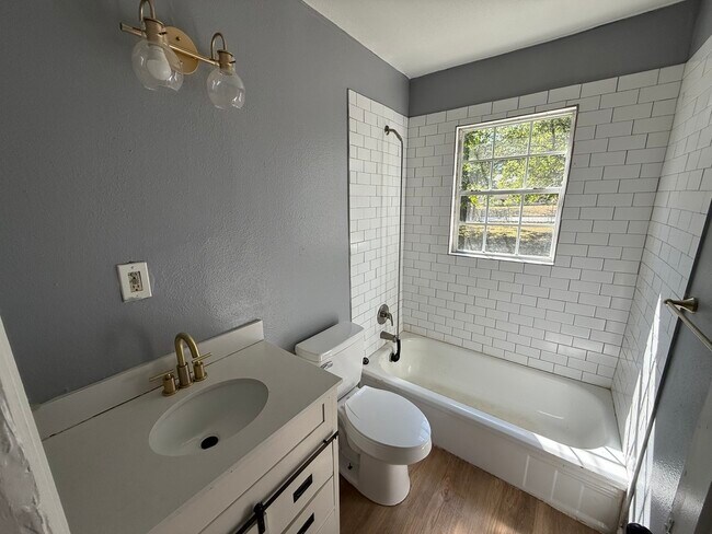 Building Photo - 401 Roosevelt Cir