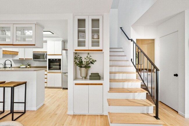 Building Photo - Natural Sunlight in every room, Palos Verdes Estates