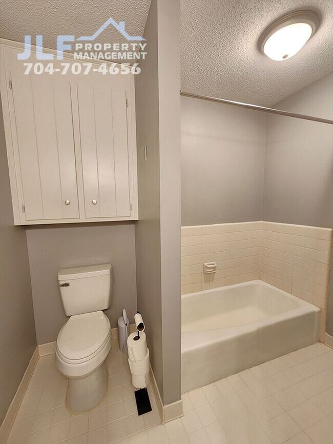 Building Photo - Spacious 3 Bed/2.5 Bath Duplex With Basement.