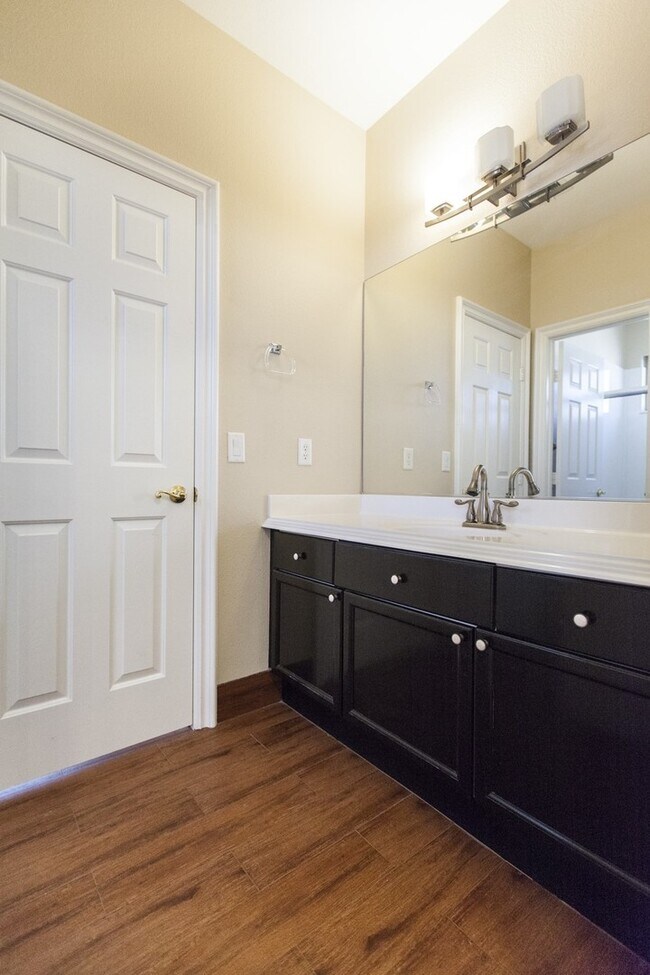 Building Photo - Rhodes Ranch Golf Course View