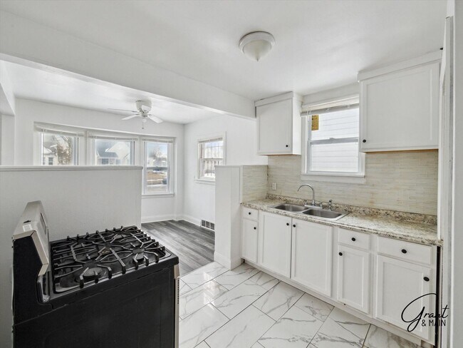 Building Photo - $1250 3 bedroom bungalow