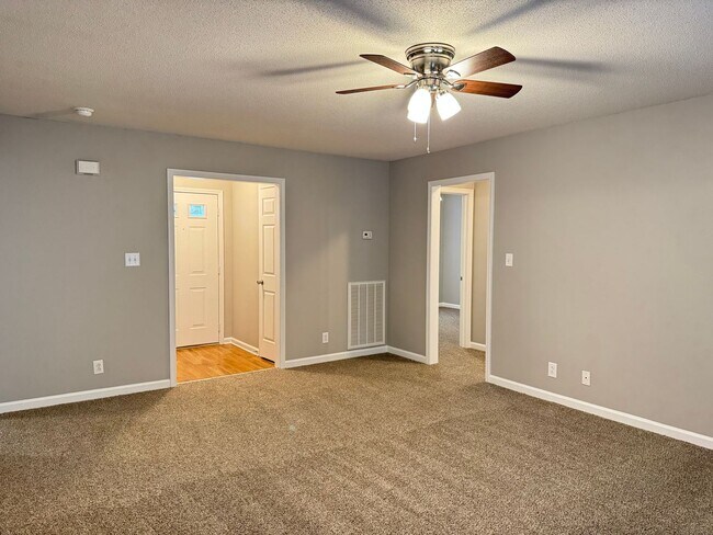 Building Photo - Sango! 3 Bed/2.5 Bath with unfinished basement! Great for Commuters to Nashville!
