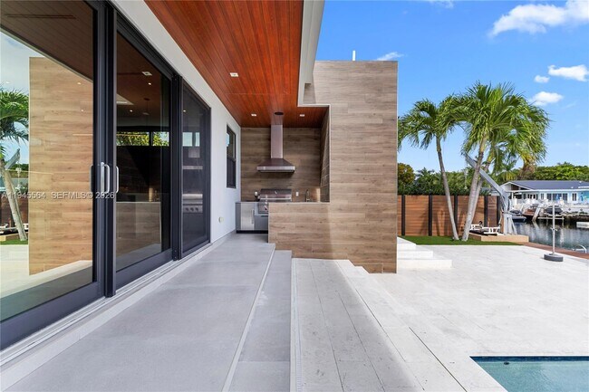 Building Photo - 12911 Oleander Rd