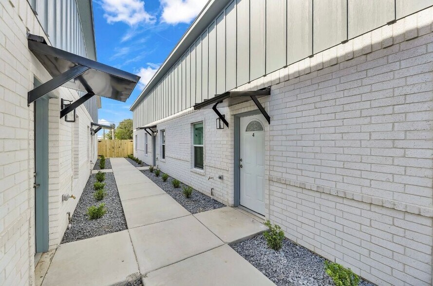 Building Photo - 1631 Playa Dr