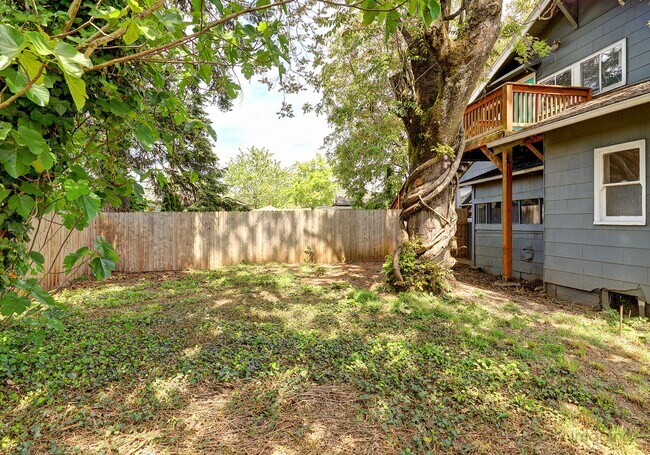 Building Photo - 6015-6017 SE 99th Ave