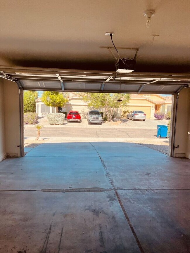 Building Photo - READY TO VIEW NOW! Beautiful 3 Bed 2 Bath Home in Buckeye