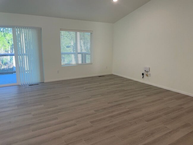 Building Photo - Single Level Freeland Home and Pet Friendly!