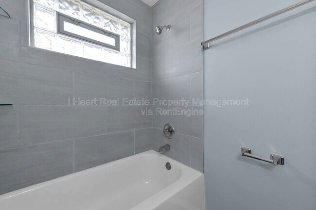 Building Photo - 880 N Meadows Ct