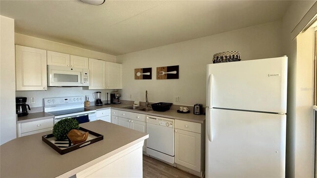 Building Photo - 2710 Club Cortile Cir