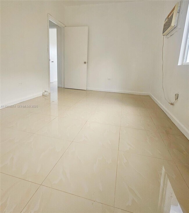 Building Photo - 977 SW 5th St