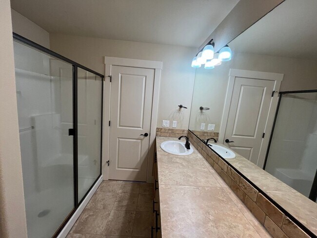 Building Photo - Spacious & Stylish Home in Desirable Betha...