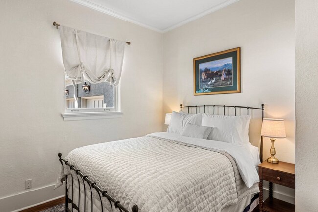 Building Photo - All-Utilities-Included Studio in Historic Bristol Manor | Pet Friendly