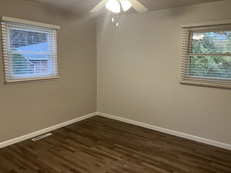 master bed - 144 Brentwood Dr