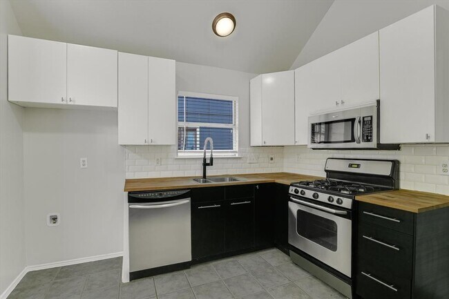 Building Photo - 501 Maple Run Dr