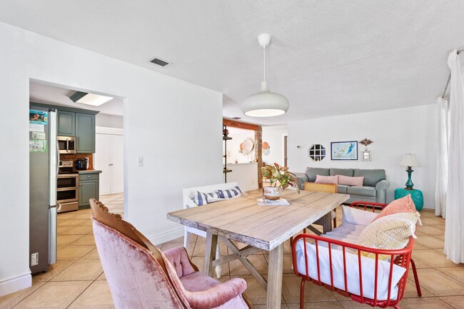 Building Photo - Beautiful Rustic Contemporary Duplex in Cu...