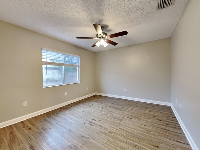 Building Photo - 530 Scarlet Maple Ct