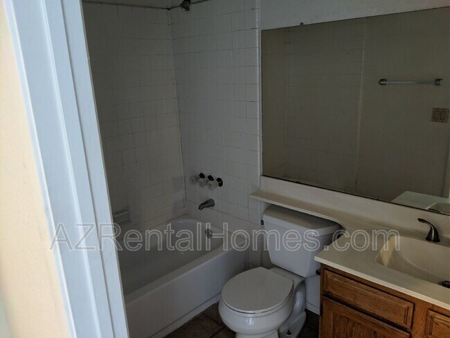 Building Photo - 819 N College Ave