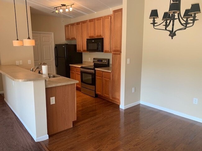 Building Photo - Beautiful Condo!