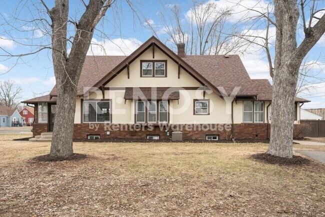Building Photo - Available July 1st 5 Bedroom 2 Bath Single Family Home in Robbinsdale