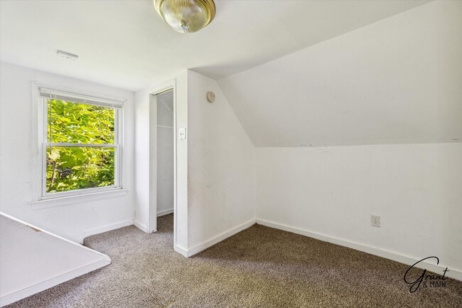 Building Photo - $1075month - 2 Bed 1 Bath in Roseville