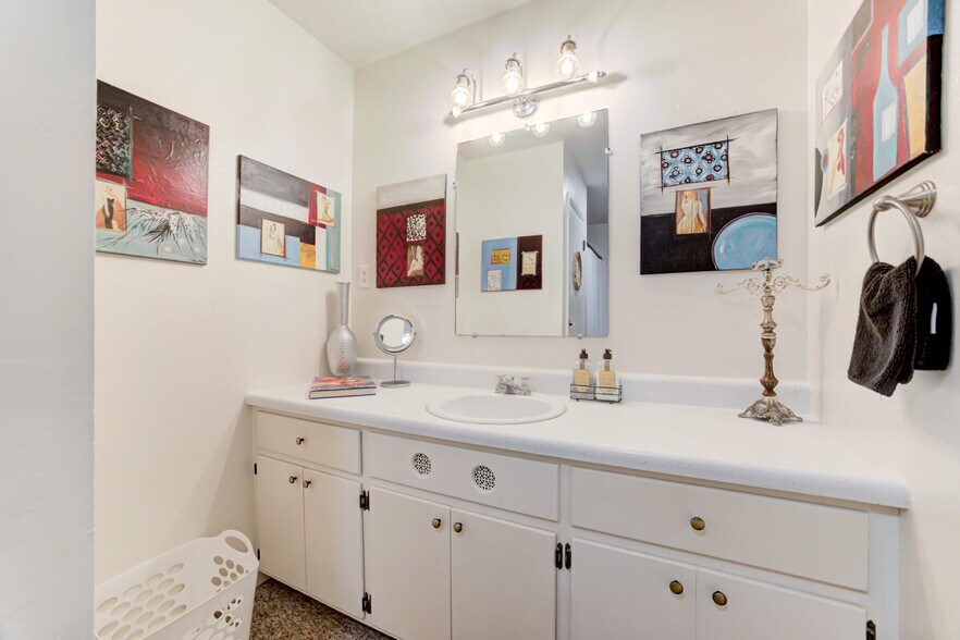 Building Photo - 117 W Harrison Ave