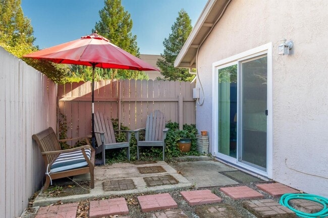 Building Photo - Updated 3 bedroom home in Ridgepoint Area