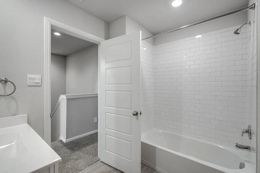 2nd floor full bathroom - 3417 Lake District Ln