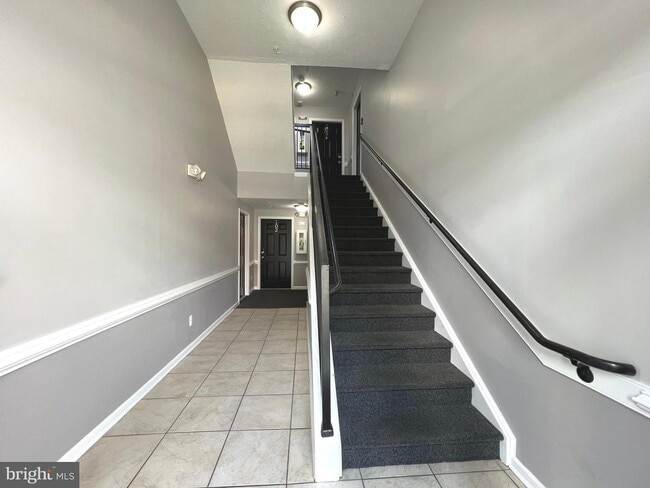 Building Photo - Gorgeous light filled 2 bedroom 2 bath con...