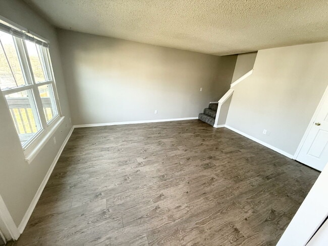 Building Photo - 2 Bedroom/1 Bath Unit w/ An Attached Garage *READY NOW*