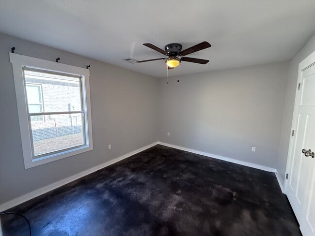 Building Photo - 263 Wolf Den Dr