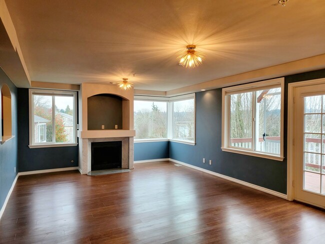 Building Photo - Spacious, bright, 4 bed in Bremerton