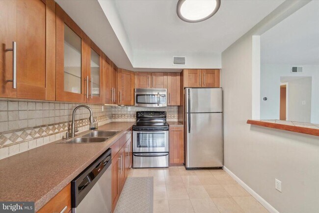 Building Photo - 708 Continental Dr