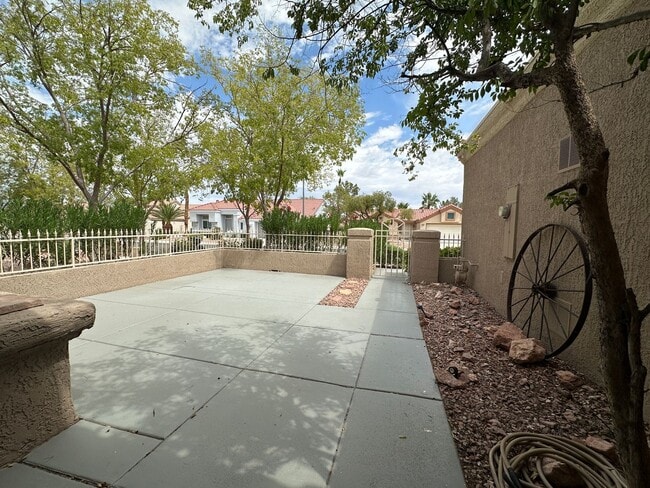Building Photo - 2 Bedroom 2 Bathroom Sun City Summerlin To...