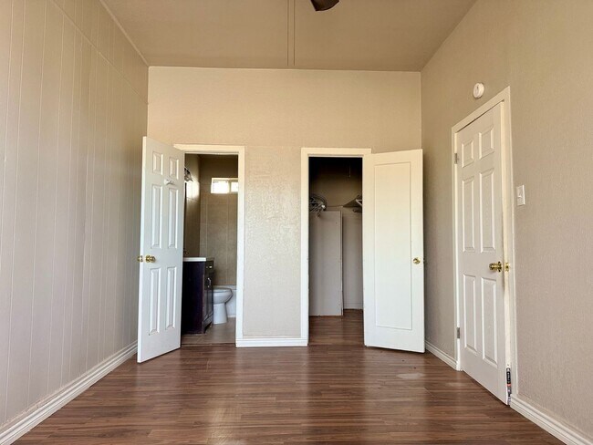 Building Photo - For Rent