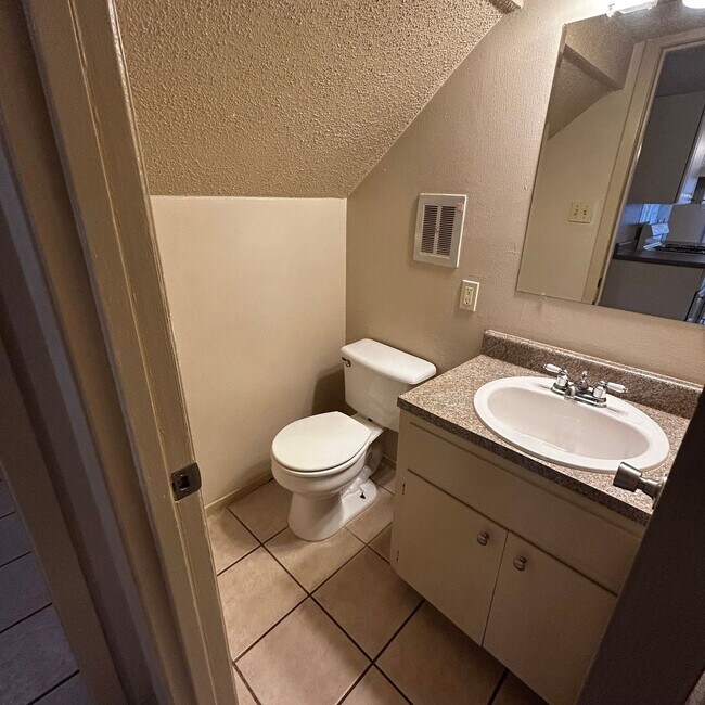 Building Photo - 7204 Creekside Dr
