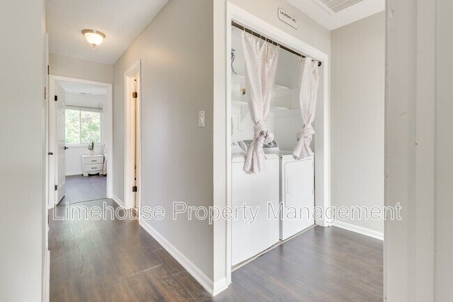 Building Photo - 749 Quesnel Dr